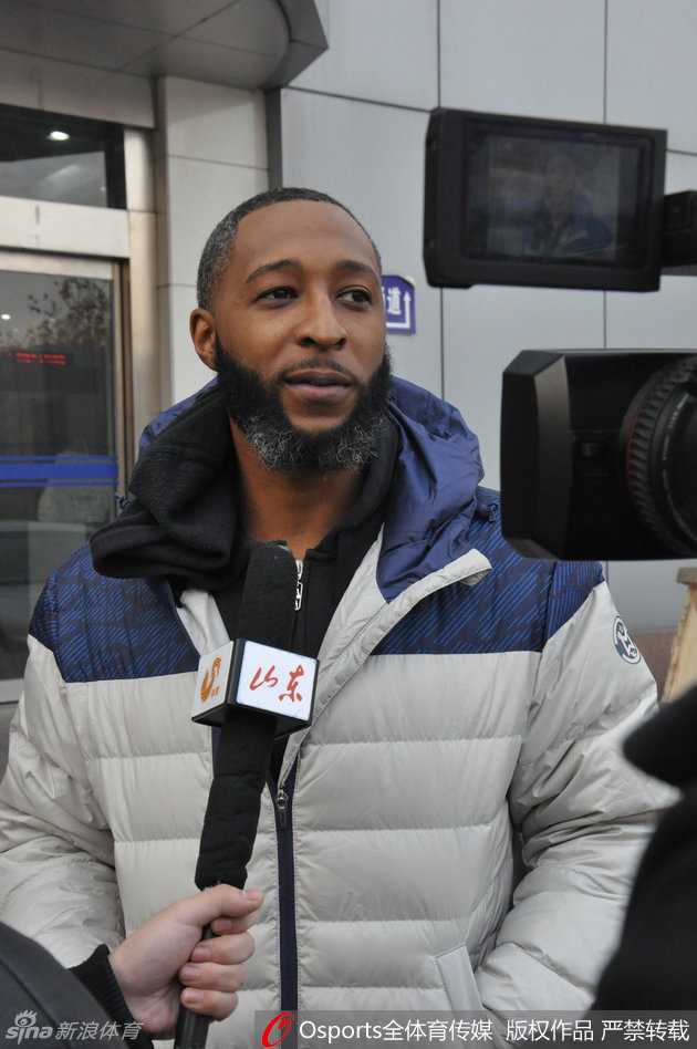 面对众多记者的话筒与镜头，普莱斯侃侃而谈，眼神坚定，手势有力，正在描绘与山东队冲击季后赛的蓝图。