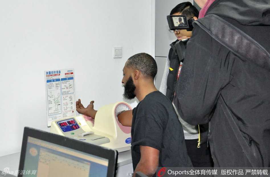 医护人员正熟练地将针头刺入血管，普莱斯眉头微蹙又瞬间舒展，仿佛在说为了重回赛场这点疼痛不算什么。