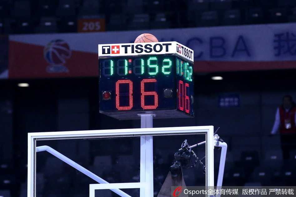 丁彦雨航出手投篮后，篮球不可思议地高高弹起，直奔篮板顶部的计时器而去