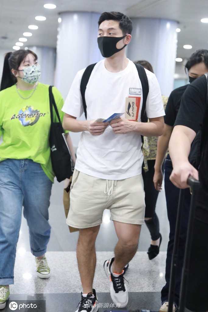 面对镜头，许昕没有躲闪，反而露出标志性的轻松笑容，眼神中透露出对短暂假期的期待。