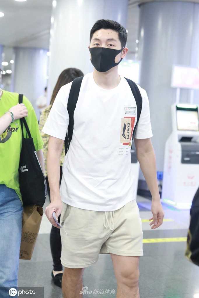 候机大厅里，许昕耐心地排在队伍中，周围人来人往，他却显得格外从容，享受这份难得的宁静。