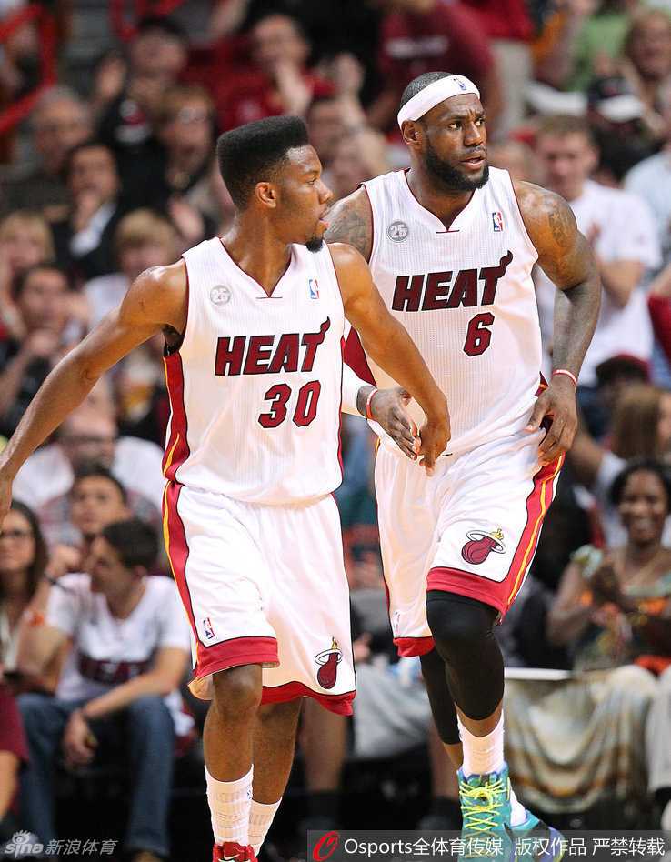 转会鹈鹕后的诺里斯·科尔，身披新奥尔良球衣，在快攻中自信地持球推进，迎接职业生涯的新篇章