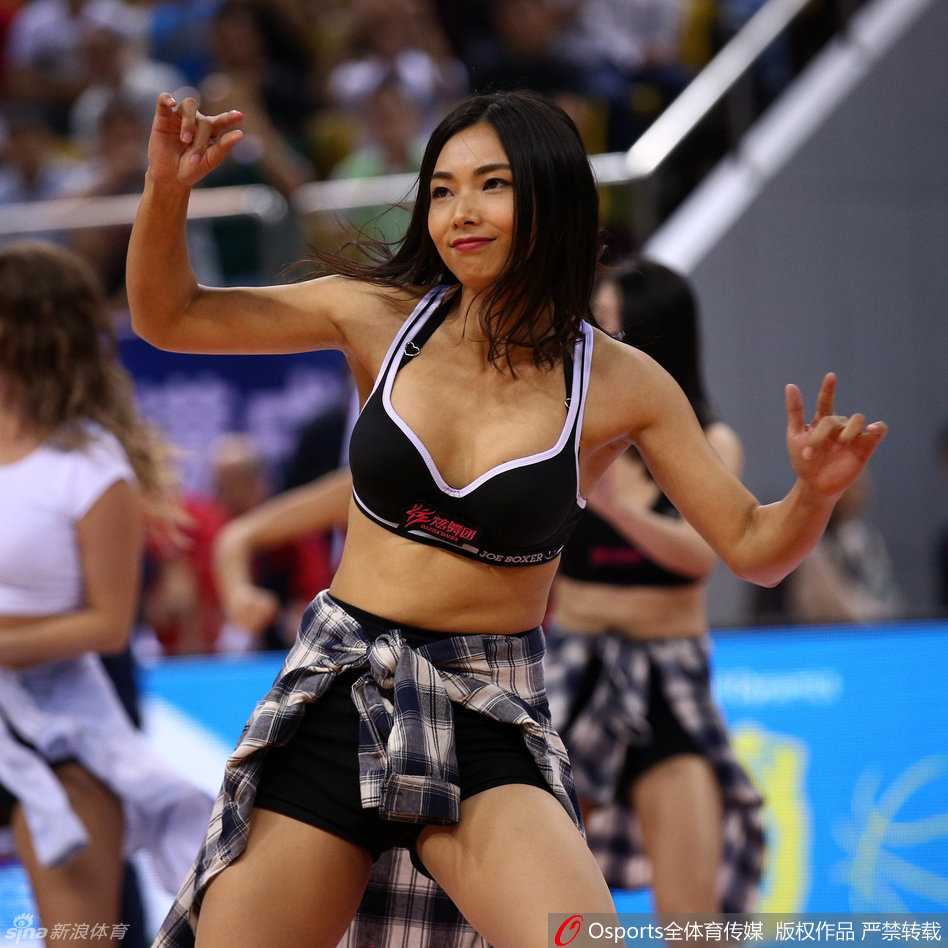 比赛终场哨响，贝尔格莱德红星啦啦队成员们向全场观众挥手致意，她们用灿烂的微笑为这场中欧篮球文化交流盛宴画上了一个圆满而温馨的句号。