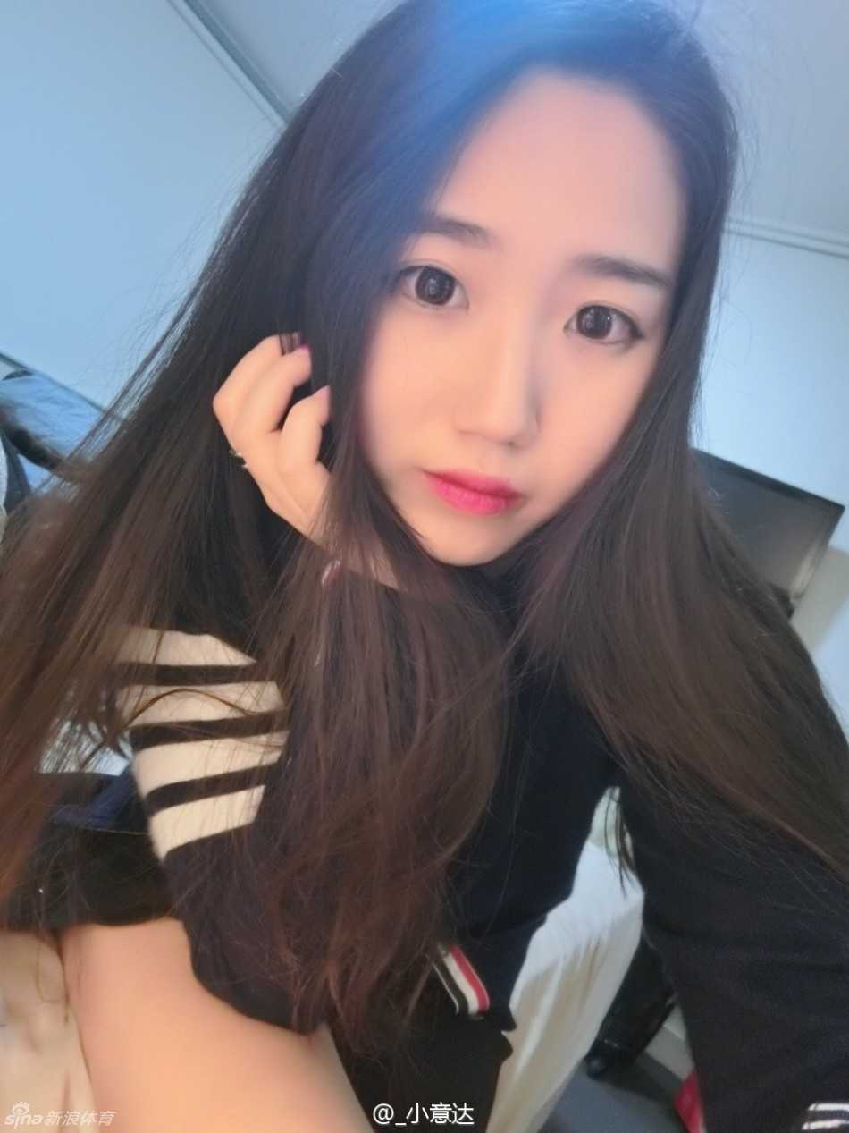 夕阳的余晖洒在沙滩上，女孩提着裙摆赤脚走过，留下一串脚印。远处的海浪泛起金光，这一刻仿佛时间都为这份美好而静止。