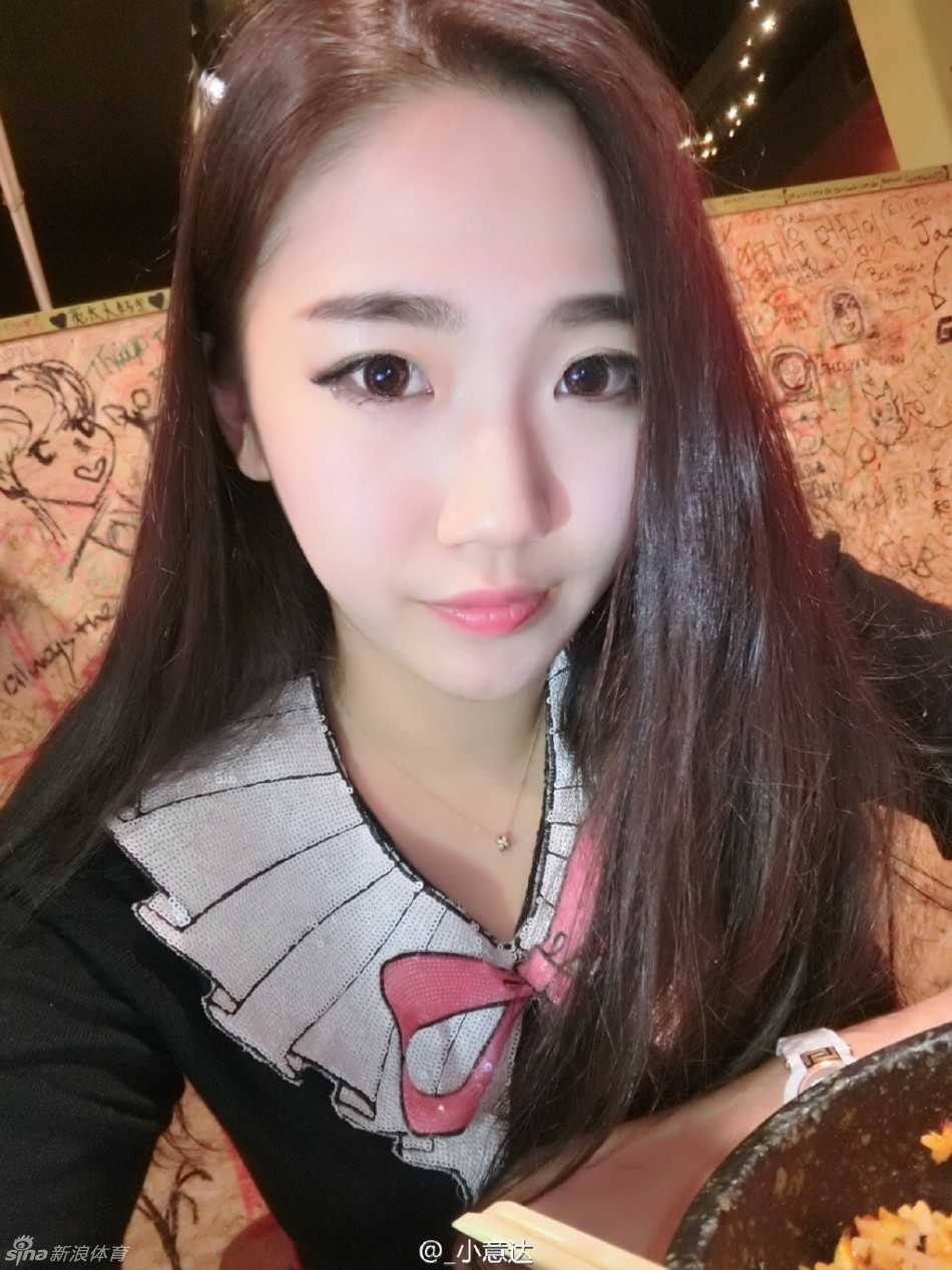 她悠闲地靠在躺椅上，手边放着饮品，微闭双眼感受着海风的轻抚。即使只是一个放松的姿态，也难掩其五官的立体与精致。