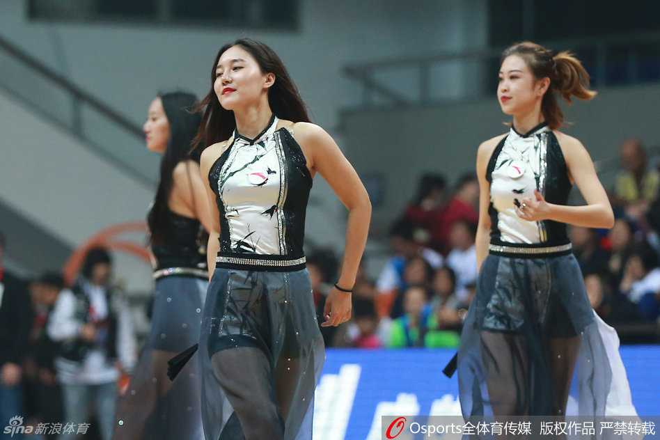 身穿白色背心与轻盈纱裙的啦啦队长发飞舞，活力四射地跃起，在空中定格出优雅而充满力量的舞姿。