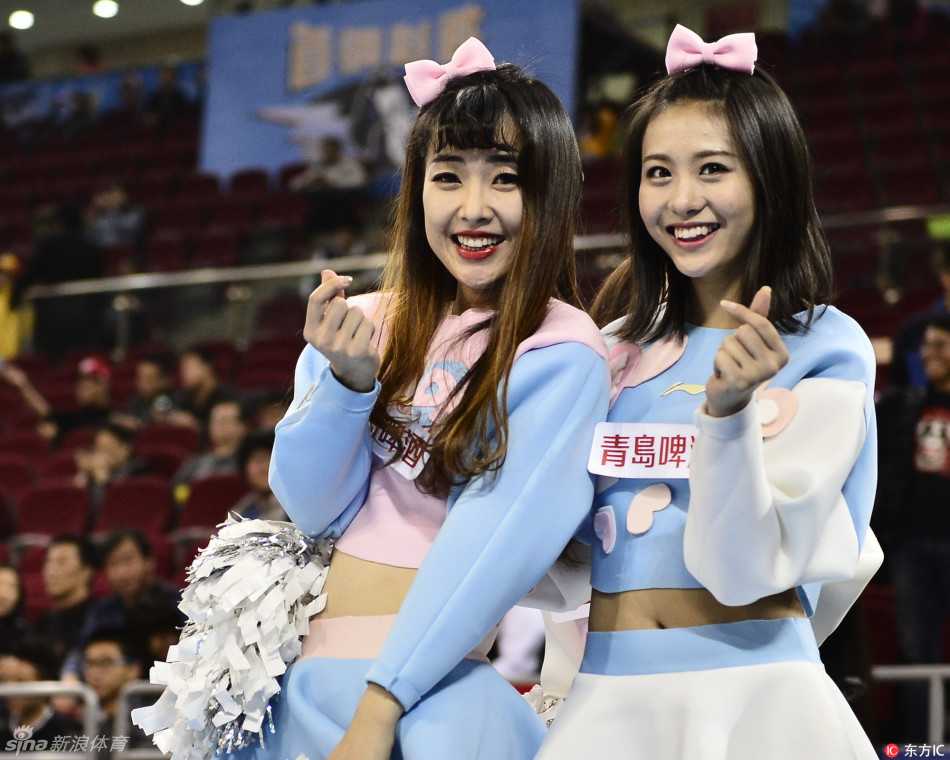北京队的可爱宝贝们露出甜美的笑容，她们的舞蹈动作充满青春活力，瞬间融化了现场观众的心。