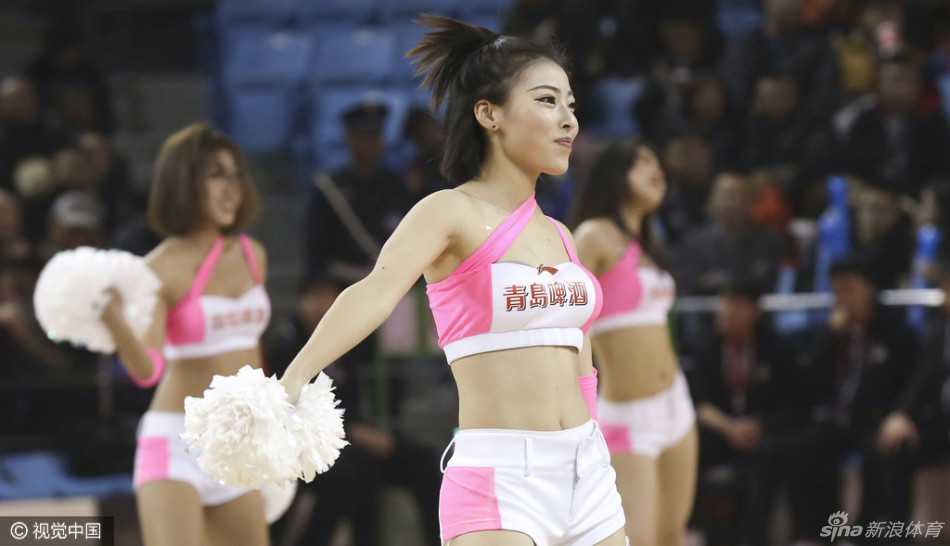 吉林宝贝在赛场上热舞，动感的舞姿和自信的神采让整个场馆的温度都随之升高。