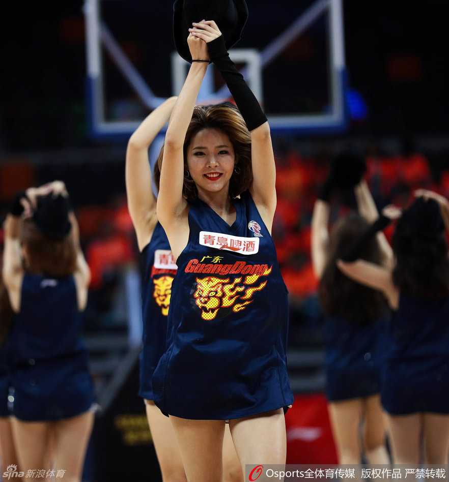 啦啦队宝贝变身俏皮可人的吉祥物造型，虽然服装可爱但依旧难掩曼妙身姿，在比赛暂停间隙卖萌互动。