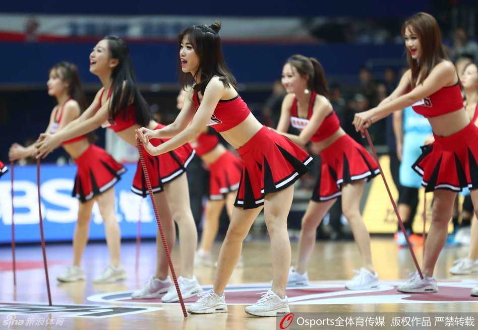 舞姿撩人的瞬间定格，啦啦队员高抬修长美腿，展现极佳的身体柔韧性，摇曳的身姿成为摄影师镜头的焦点。