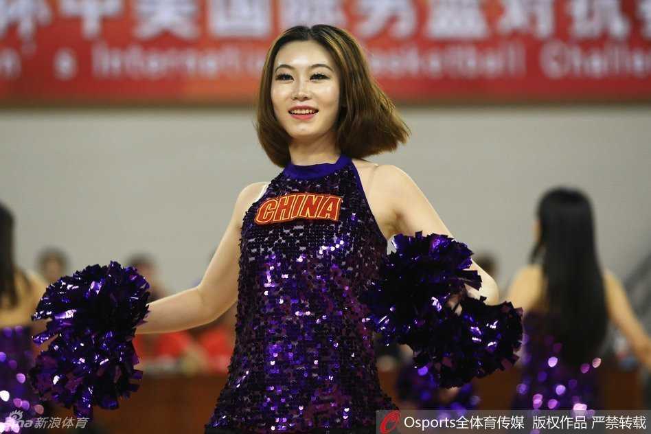 全体宝贝在表演结束后向观众致意，她们手拉手鞠躬，脸上洋溢着灿烂笑容，感谢这个舞台和热情的球迷