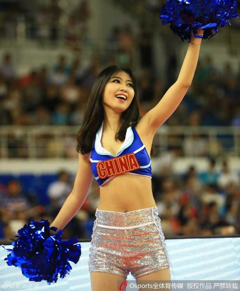 这位篮球宝贝回眸一笑，马尾辫随着动作轻盈甩动，紧身舞衣勾勒出健美身姿，尽显健康与活力