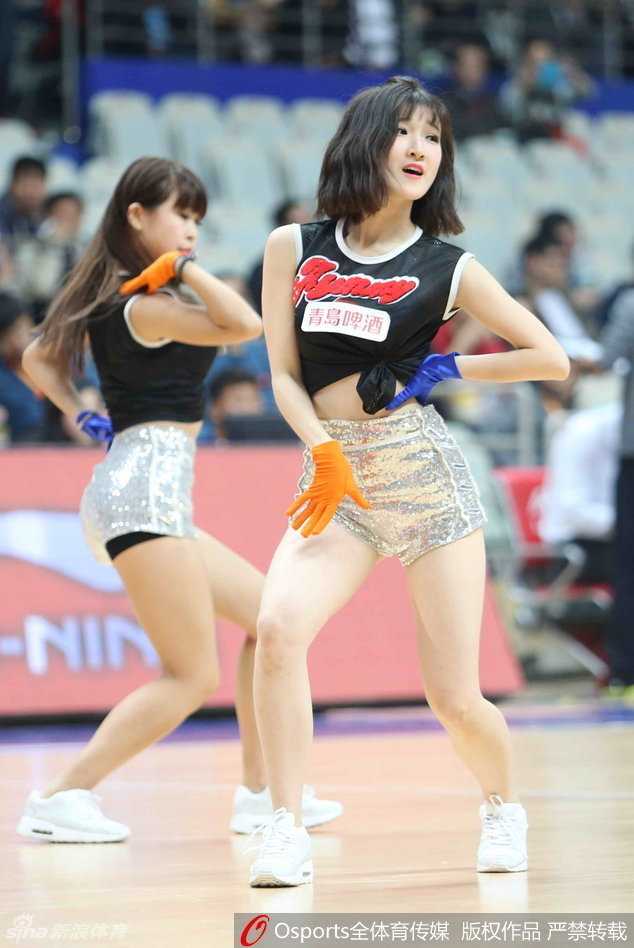 随着音乐律动，宝贝秀发飞扬，动感舞姿将现场气氛推向新的高潮。