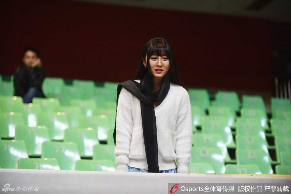 篮球宝贝们摆出结束造型，身姿挺拔如松，在聚光灯下定格成赛场上最耀眼的青春群像