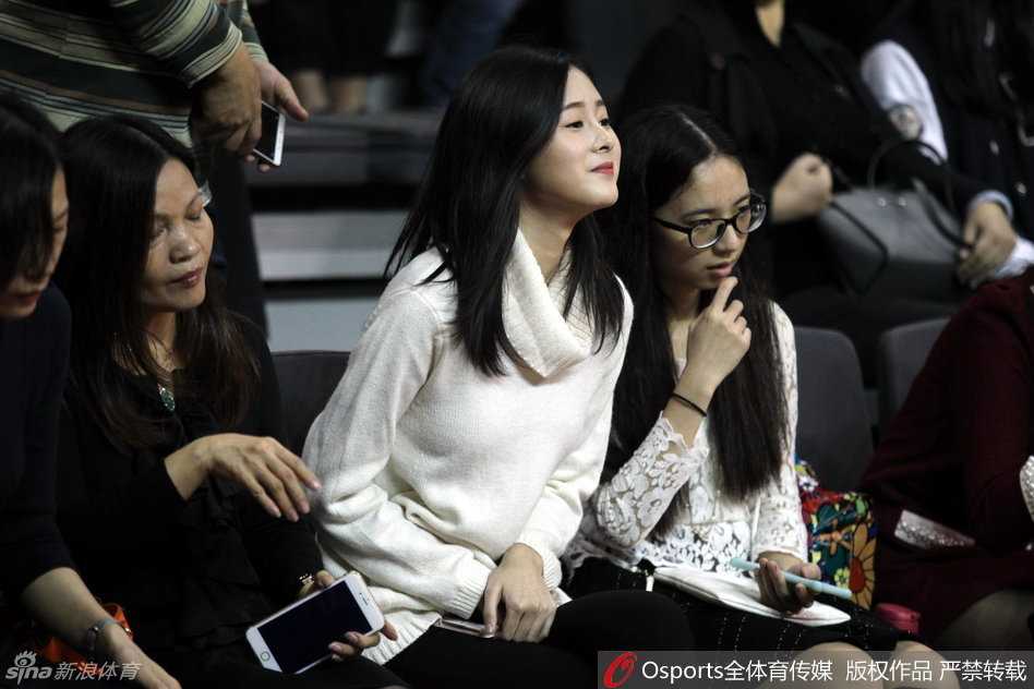 赛后庆祝胜利，这位气质出众的女球迷用手机记录下广东队获胜的瞬间，喜悦之情溢于言表，成为看台上最美的风景。