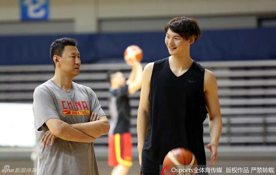 王哲林与助理教练李楠在场边深入交流，探讨内线技术和跑位