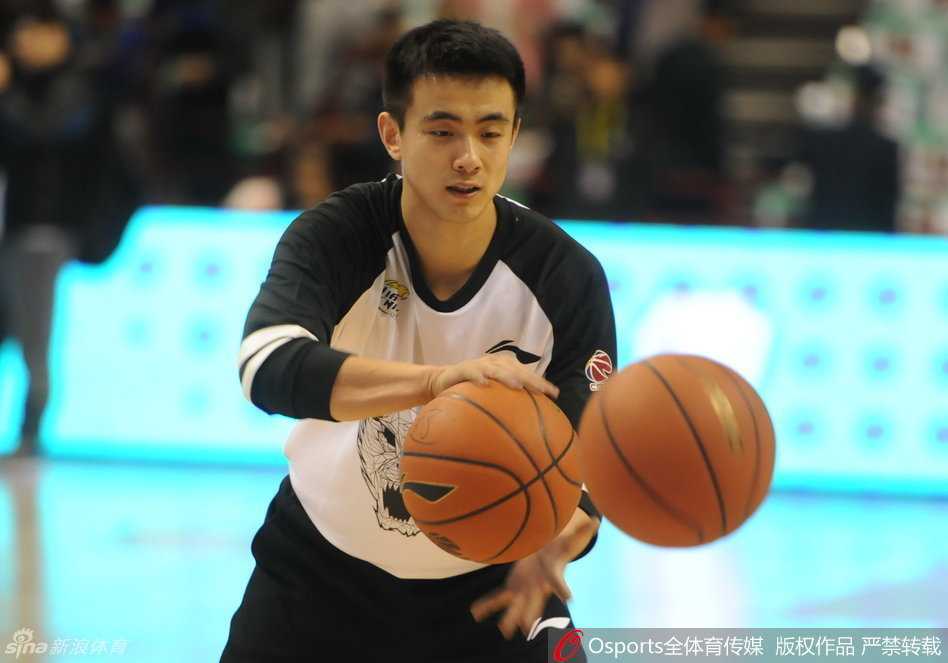 人民大会堂前，赵继伟与队友笑容灿烂，这份荣耀是他21岁生日最珍贵的纪念