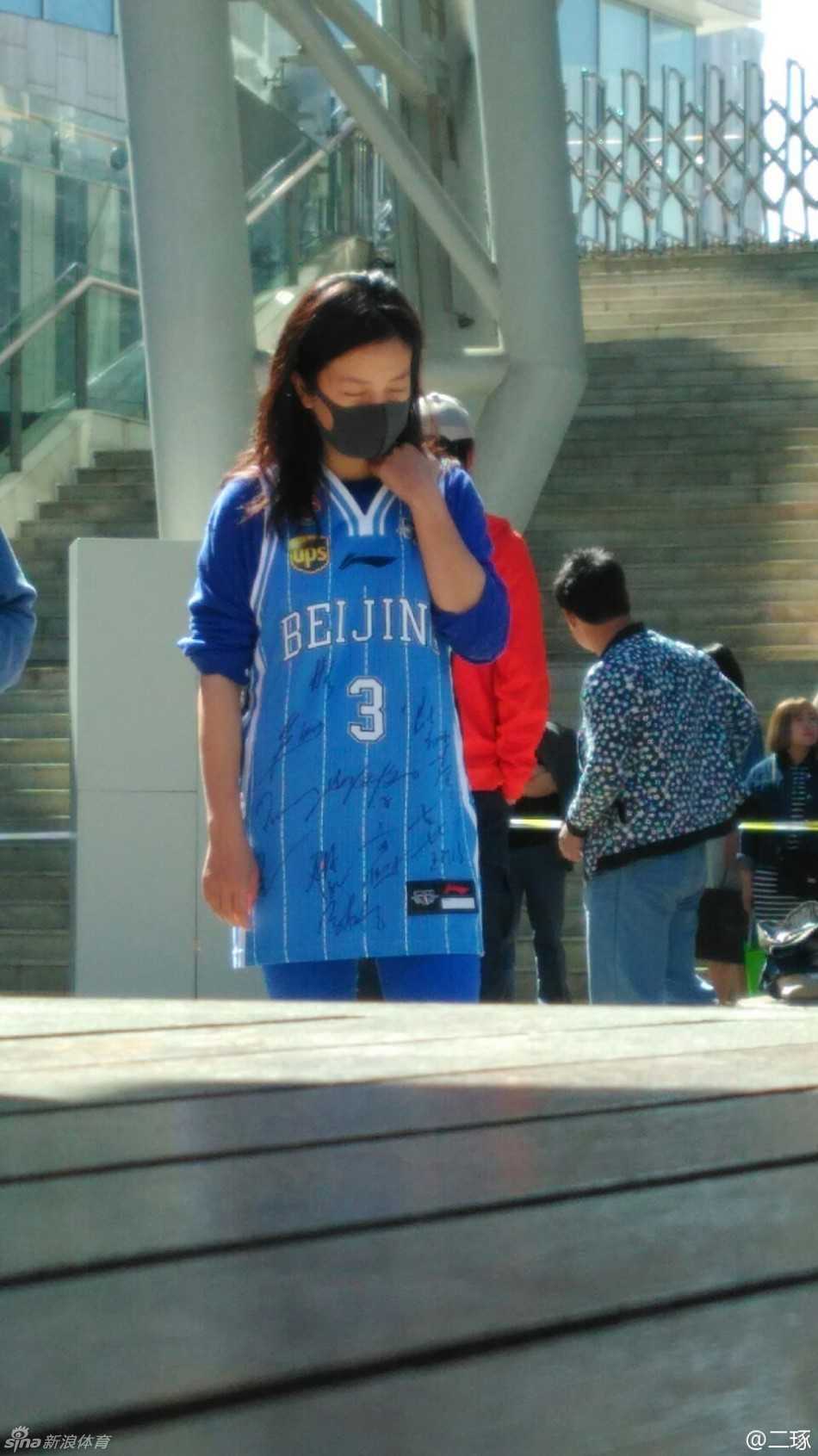 孙悦微微低头，陷入沉思，一旁的拍摄组人员正与他交流着表演细节，午后阳光洒在他写满困惑与思考的脸上，显得格外专注。