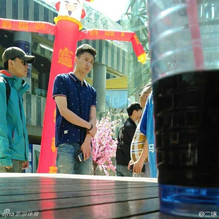 心情大好的赵薇在现场套上一件马布里的球衣，对着镜头摆出可爱的姿势，这意外的同框让马布里本人在社交媒体上都忍不住点赞。