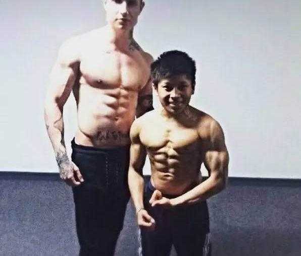 在健身房里，Choon Tan的目光坚毅，每一滴汗水都在浇灌着梦想的种子。他用日复一日的刻苦训练，向世界证明灵魂的伟岸远胜于躯壳的高度。