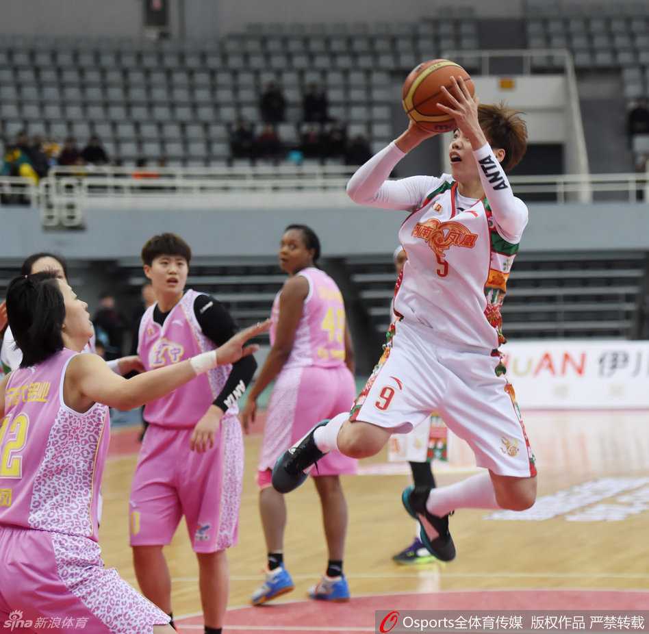 辽宁队球员在快攻中面对空篮，高高跃起试图上演一记势大力沉的单手劈扣，虽然这在女篮比赛中罕见，却点燃了替补席的激情。