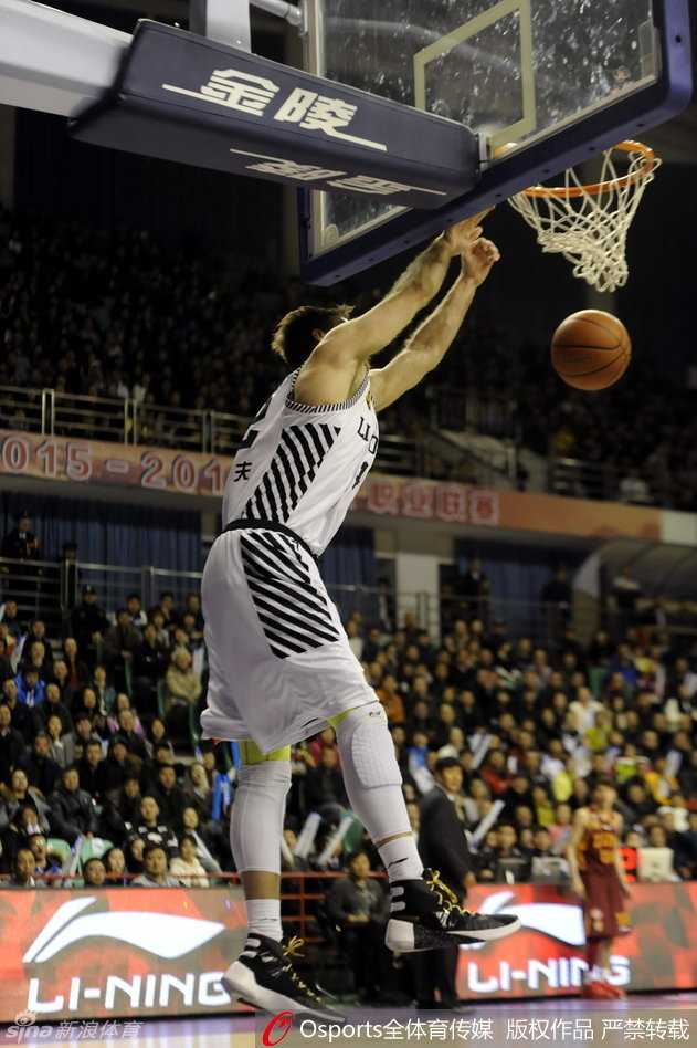 场边的郭士强指导双手抱胸，目光如炬，表情严肃地注视着场上的一举一动，随时准备调兵遣将掌控全局。