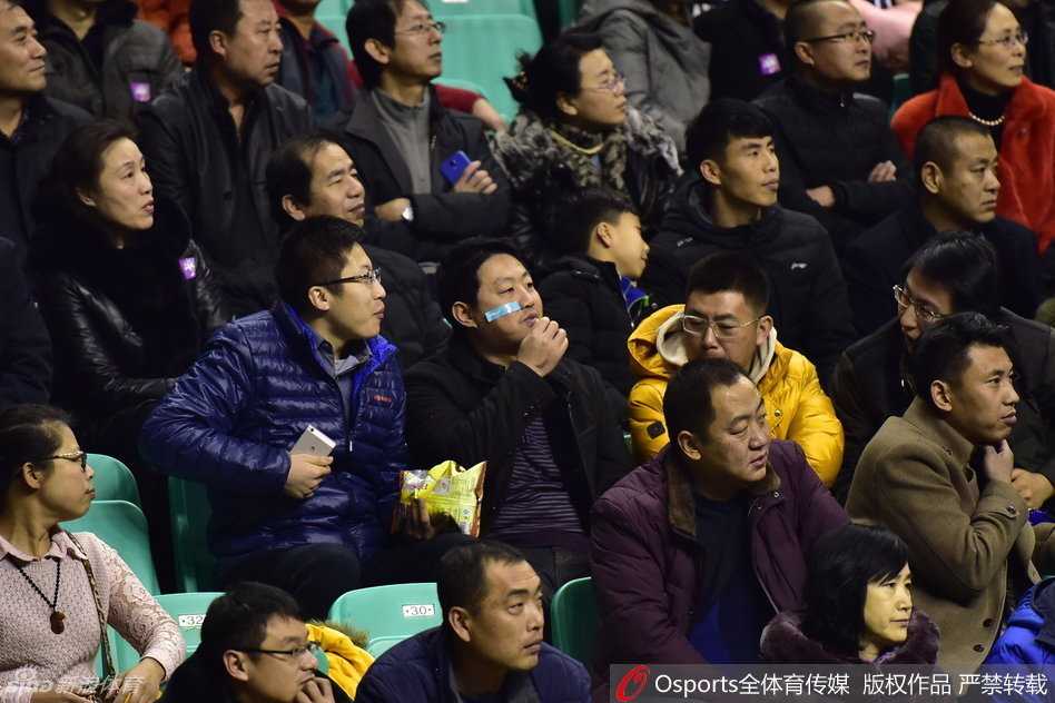 比赛间隙，一位球迷难掩激动之情，双手高高举起，向场内呼喊。他脸上的创可贴随着表情的舒展而微微皱起，那是属于辽篮球迷独有的热血与浪漫。