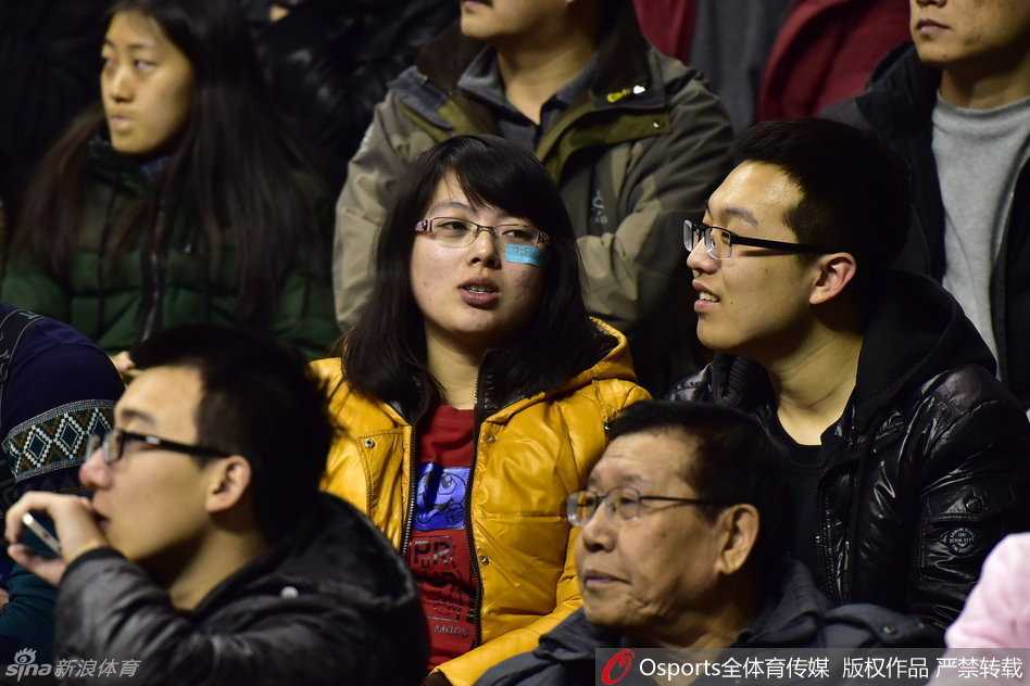 几位球迷凑在一起，对着镜头展示他们脸上的创可贴，笑容灿烂而真挚。这枚小小的贴纸，不仅没有遮掩他们的面容，反而让他们对郭艾伦的爱显得愈发清晰可见。