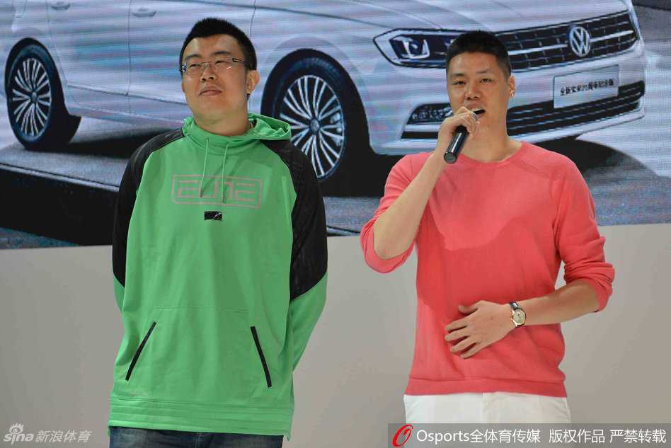 廉明低着头，专注地为热情的球迷在篮球上签名，他的认真态度和对球迷的尊重在这一刻展现得淋漓尽致。