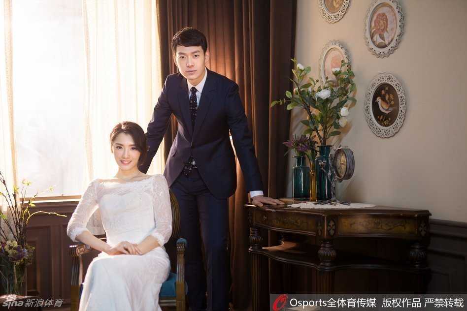 身着笔挺西装的新郎马壮与身披唯美拖尾婚纱的新娘张薇，在夕阳余晖下的草坪上深情对视，眼神中流露出无法掩饰的喜悦与爱意。