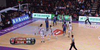 刘志轩空中漫步极致滞空，在防守球员落下瞬间轻盈挑篮，展现顶级腰腹力量