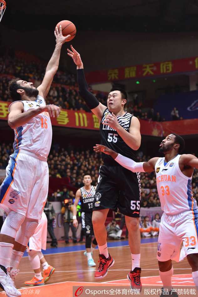 哈达迪单手持球高举高打，凭借身高优势在辽宁内线轻松作业