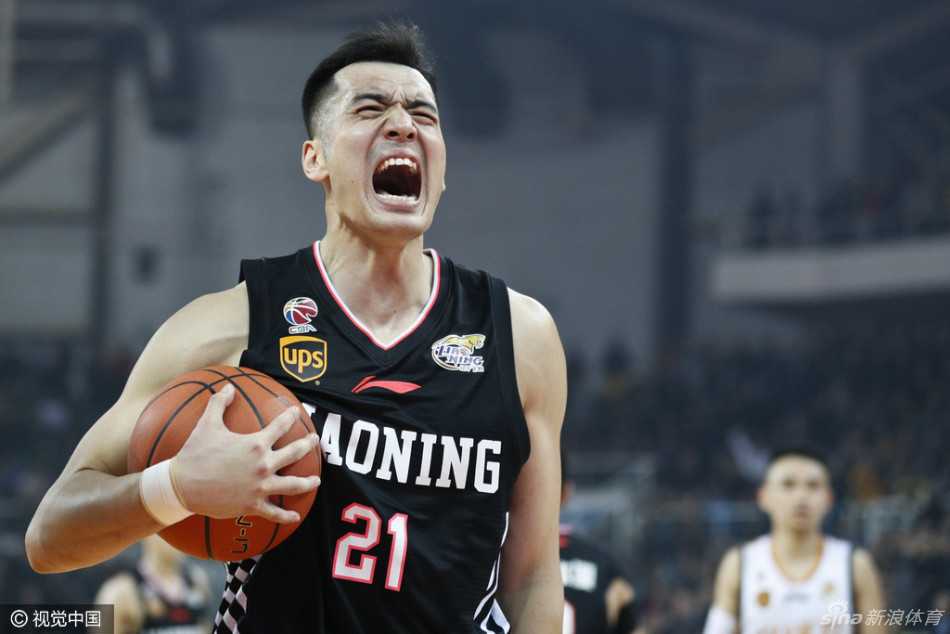 辽宁与山西的球员们在三分线外手感滚烫，原帅面对老东家手起刀落，每一次篮球划过指尖都牵动着全场的心弦。