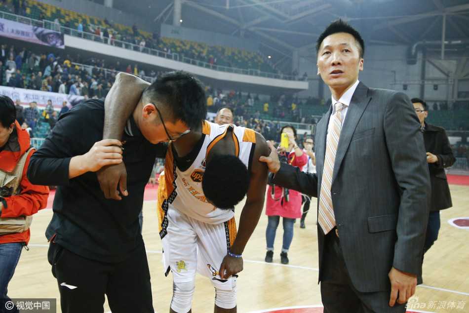 裁判的一次吹罚让郭艾伦难以置信，他瞪大了双眼摊开双手，眼神中充满了惊讶与无奈，仿佛在向全世界申诉这次判罚的公正性。