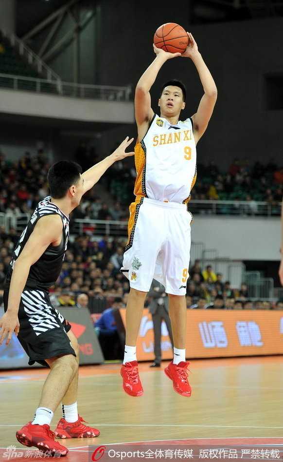 哈德森在快攻中单手持球高高跃起，身体在空中完全舒展，面对追防的球员，他准备以一记轻盈的挑篮结束这次进攻。