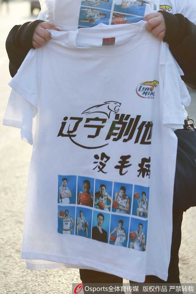 车窗上整齐摆放着数件助威T恤，透过玻璃能看到T恤上清晰的球员头像，车主用这种静默的方式向过往行人宣告：这里是辽宁队的主场。