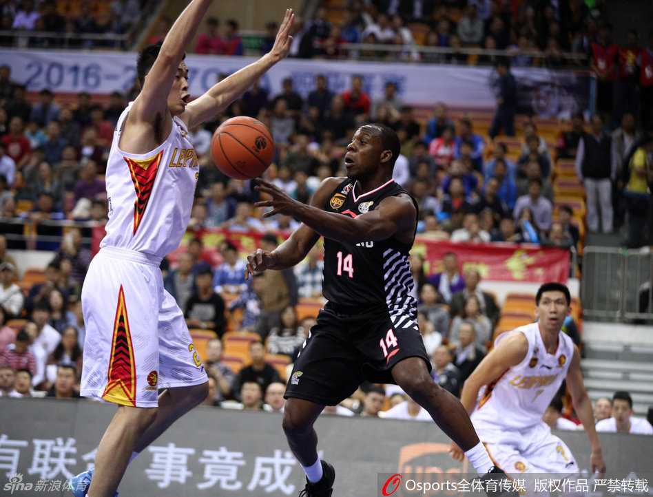 辽宁队外援哈德森在多人包夹防守下，依然坚决地将球传给位置更好的队友，眼神中充满了对胜利的渴望与信任。