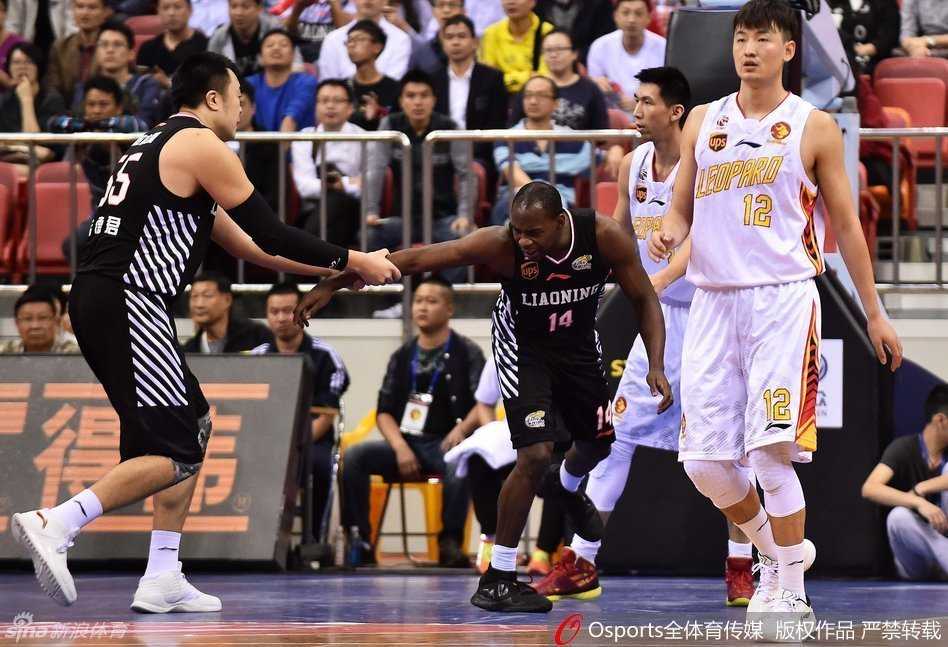 辽宁队赵继伟紧贴防守深圳队外援帕戈，手臂张开，脚步灵活，用出色的防守技巧给对手的进攻造成了极大困扰。