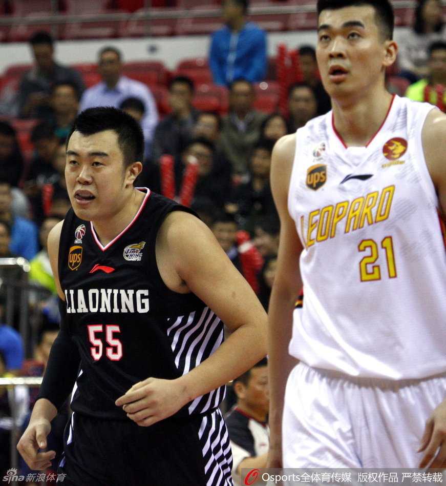 辽宁队主教练郭士强在场边神情专注，双手拢在嘴边，正大声向场内球员传达战术指令，场上的局势让他丝毫不敢松懈。