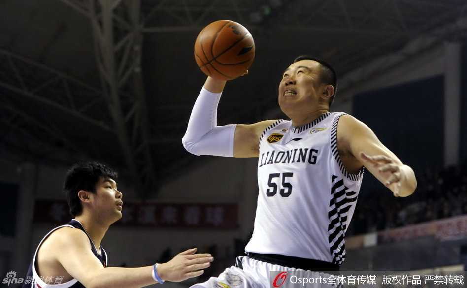 辽宁队禁区守护神韩德君，用强壮的身躯扛开防守，上演霸气外露的单手劈扣，瞬间点燃全场激情。