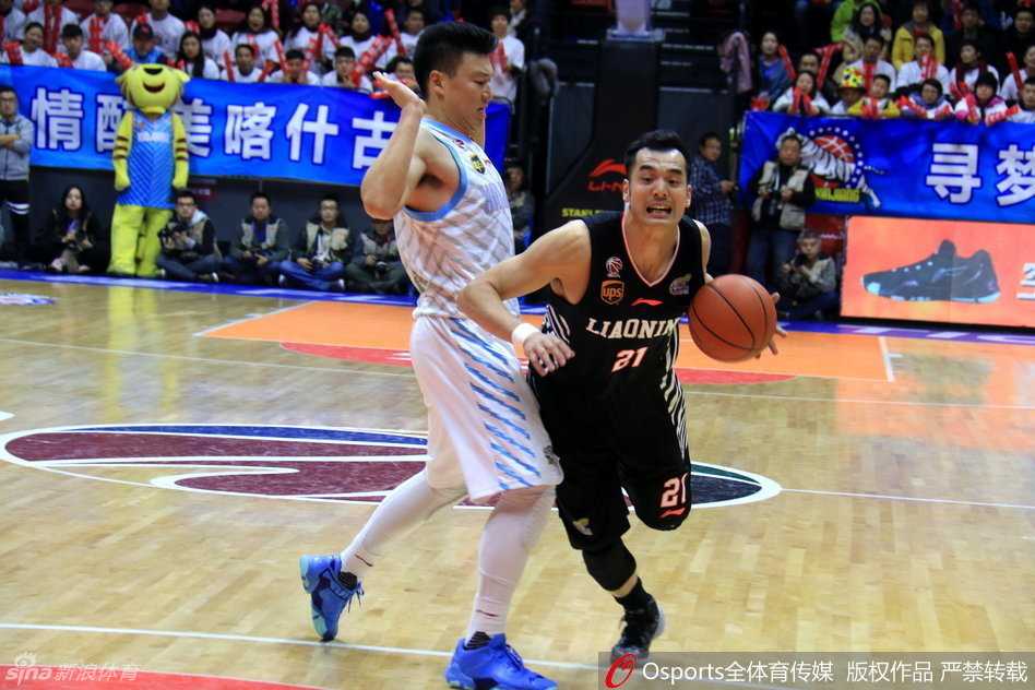 郭士强在场边激情指挥，双手比划着战术手势，眼中是对弟子们无限的信任和期待