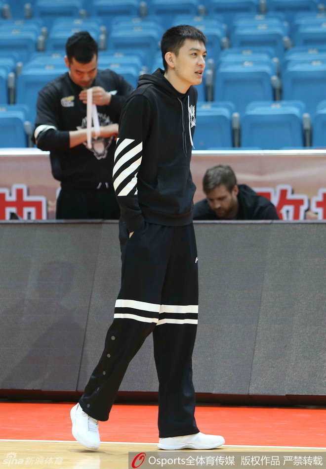 郭艾伦侧身面对镜头，下巴微扬，汗水顺着脸颊滑落，坚毅的目光直视远方，定格了他在这片场地上不服输的倔强。