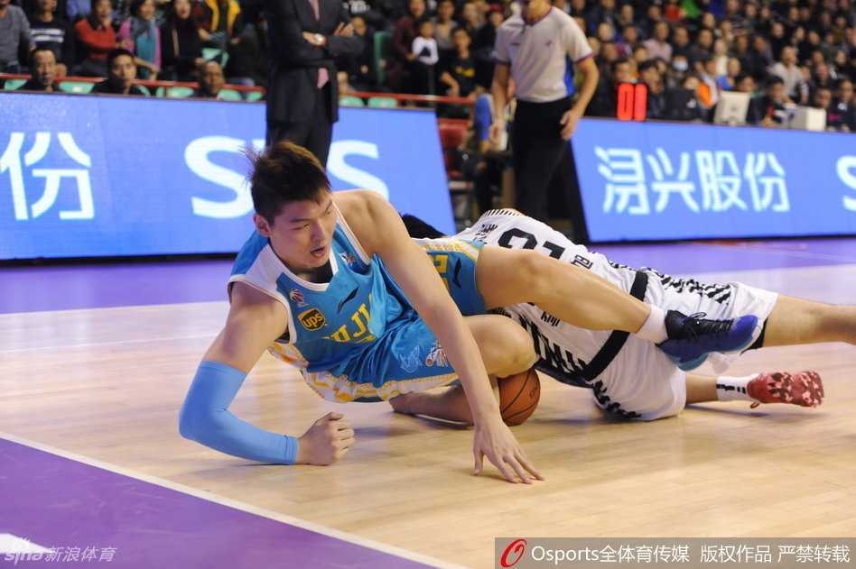 福建领队情绪激动向技术台抗议，手势夸张表达着对这次判罚的极度不满