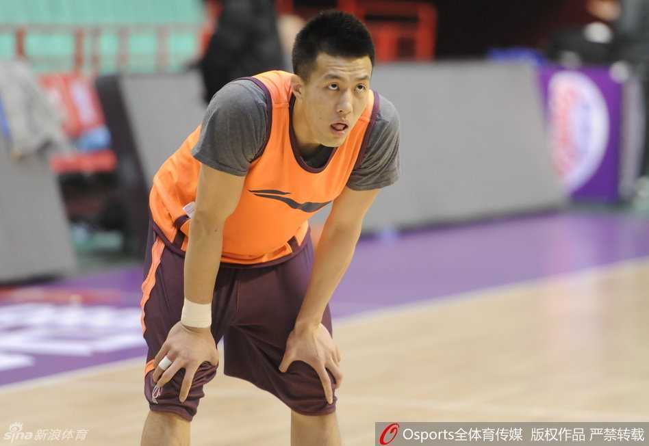 郭艾伦轻揉着酸胀的小腿，面容难掩疲惫，连续征战的劳累仿佛都写在了他的脸上。