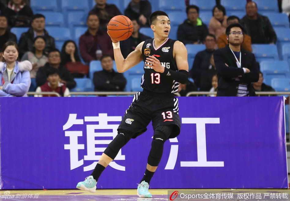 兰多夫面具现身，眼神坚毅守护禁区，即使面部受伤也毫无畏惧拼抢每一个篮板