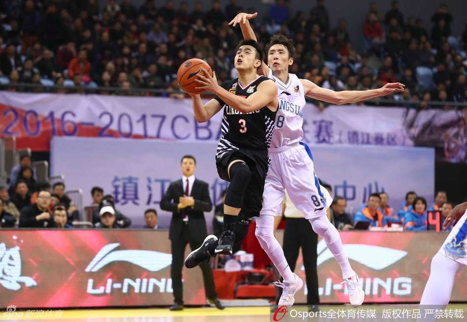 亚洲第一控卫郭艾伦组织进攻，闲庭信步间指挥队友跑位，撕开对手防线