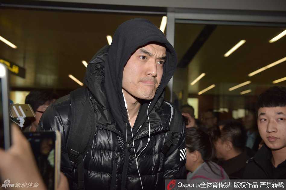 锋线尖刀贺天举与刘志轩低调现身，却依然被眼尖的球迷认出。两人面带轻松笑意，向远处支持他们的球迷挥手示意，仿佛在说：