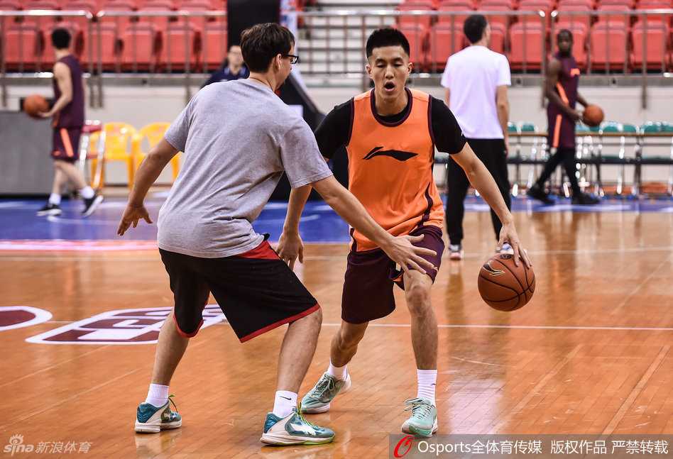 核心后卫郭艾伦运球俯身加速，汗水浸湿了训练服，尽管发着低烧但他在攻防转换中依然拿出了百分百的专注力