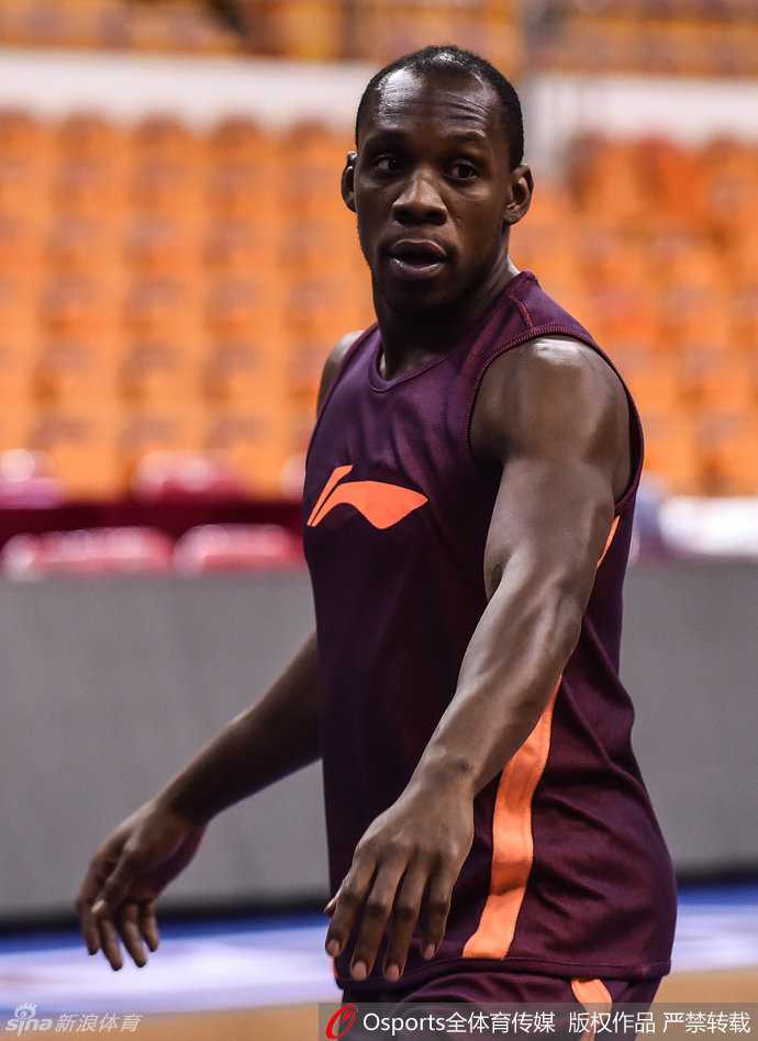 外援哈德森接球后干拔跳投，篮球在空中划出完美弧线，作为球队的头号得分手，他的无解三分一直是辽篮最锋利的武器