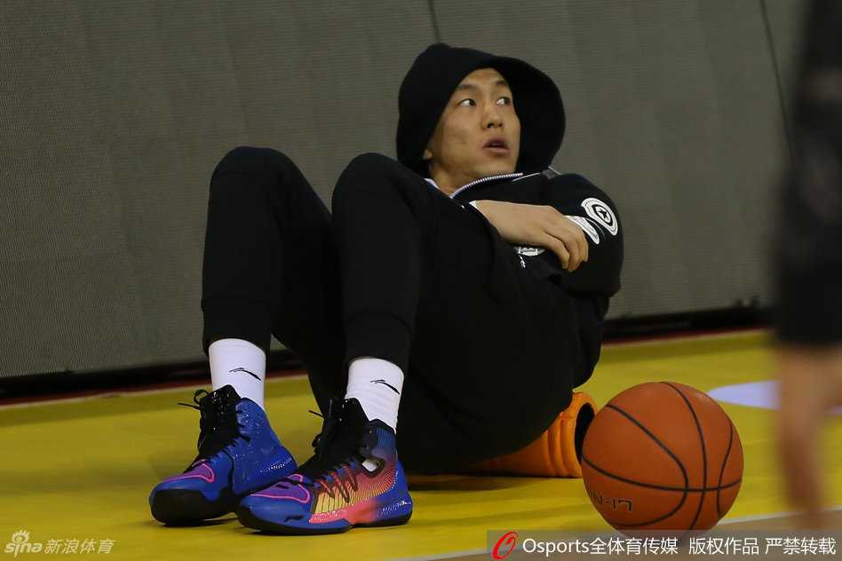 韩德君在训练中捕捉到投篮瞬间，柔和的指尖手感与庞大的身躯形成鲜明对比，展现细腻的篮下技术。